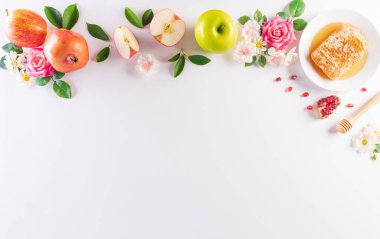 Rosh hashanah (Yahudi Yeni Yıl Tatili), beyaz arka planda geleneksel veya din sembolleri kavramı.