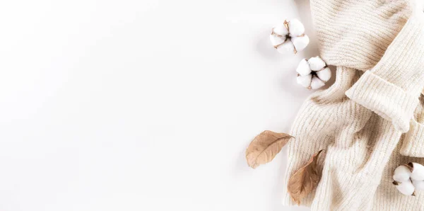 Composición Otoño Flores Algodón Hojas Otoño Suéter Mujer Sobre Fondo —  Fotos de Stock