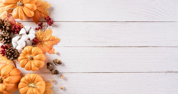 乾燥した葉や木製の背景にカボチャから秋の背景装飾 フラットレイアウト 感謝祭のコンセプトのためのコピースペースとトップビュー — ストック写真