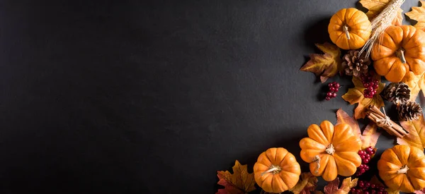 Herbstliche Hintergrunddekoration Aus Trockenen Blättern Und Kürbis Auf Dunklem Holzgrund — Stockfoto