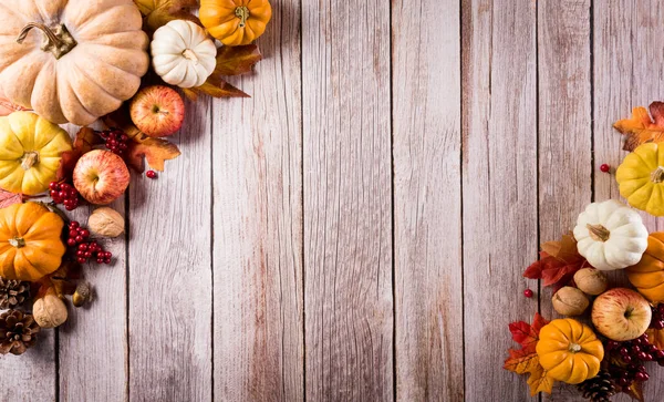 Herbstliche Komposition Kürbis Baumwollblumen Und Herbstblätter Auf Dunklem Holzgrund Flache — Stockfoto