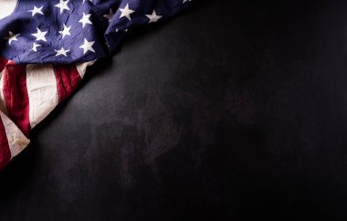 Gaziler Günü konseptin kutlu olsun. Siyah taş arka planda klasik Amerikan bayrakları. 11 Kasım.