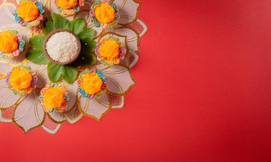 Mutlu Dussehra. Sarı çiçekler, yeşil yaprak ve kırmızı arka planda pirinç. Dussehra Hint Festivali konsepti.