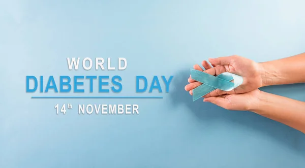 Conceito Conscientização Mundial Sobre Diabetes Mão Segurando Fita Azul Cor — Fotografia de Stock