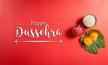 Mutlu Dussehra. Sarı çiçekler, yeşil yaprak ve kırmızı arka planda pirinç. Dussehra Hint Festivali konsepti.
