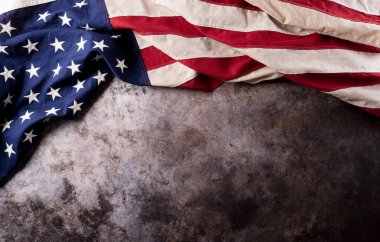 Gaziler Günü konseptin kutlu olsun. Amerikan bayrakları koyu taşlı arka planda. 11 Kasım.