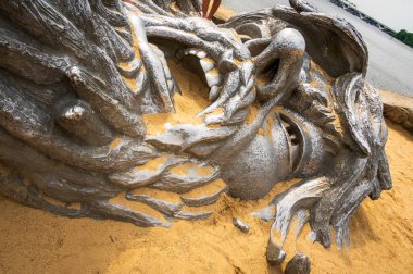 Görüntü, Washington D.C. 'de bulunan' Özgürlük Heykeli 'nin bir parçası olan heykel büstünün yakın çekimini gösteriyor. Heykel, ahşap ya da taşı andıran koyu, dokulu bir maddeden yapılmıştır ve ciddi bir ifadeyle bir yüzü tasvir eder. Heykel.