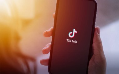 TikTok Uygulama Logosu Gösteren Akıllı Telefon Sosyal Medya Endüstrisi ve Dijital İçerik Platformu