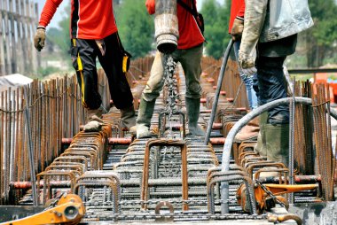 İnşaat İşçisi İnşaat Alanındaki Pompa hortumunu kullanarak Beton Döküyor