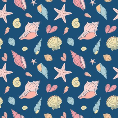 Koyu mavi arka planda deniz kabuğu deseni. Deniz tarakları, spiral kabuklar ve deniz kabukları gibi farklı okyanus kabuklarını içerir.