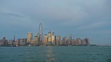 Işık Sanatları Kurulumundaki Övgü, 11 Eylül 2001 'de olanların anısına oluşturuldu. Sergi New York 'taki Dünya Ticaret Merkezi yakınlarında yer alıyor. 2002 'de geçici bir etkinlik olarak başlamasına karşın şimdi her 11 Eylül' de gerçekleşiyor..