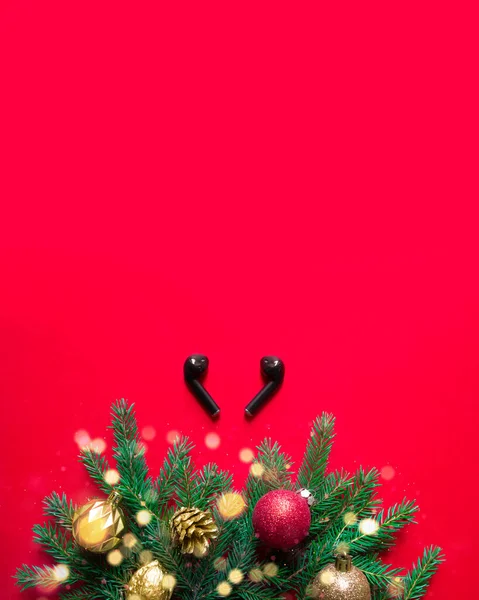 Красном Фоне Внизу Лежат Еловые Ветки Украшенные Шариками Конусами Рождество — стоковое фото
