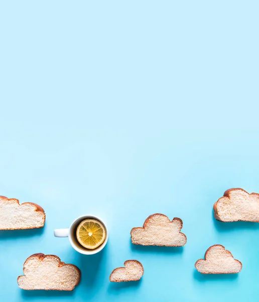 Blå Bakgrund Frukost Mönster Från Skurna Bitar Frodig Cupcake Limpa — Stockfoto