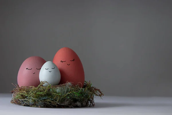 Gray Background Three Eggs Different Sizes Nest Orange Pink White — Stock Photo, Image