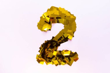 Pembe arka planda, parlak parlak altın konfetiden bir numaralı konsepti serdik.