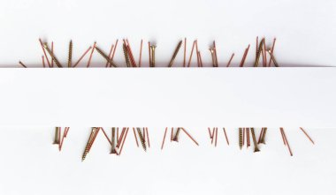 Metin ve çeşitli metal ürünleri için beyaz bir arkaplan üzerinde çiviler vida kendi kendine tıkırdayan vida pankart 