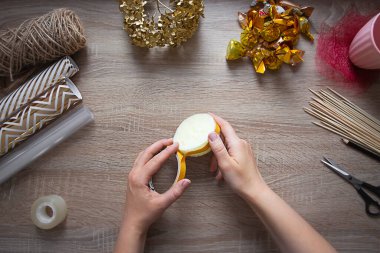 Kendine bir hediye yap. Bir buket şeker, kupada bir kompozisyon. Adım adım talimatlar, adım 8: Penoplex 'i çift taraflı bantla yapıştırmak