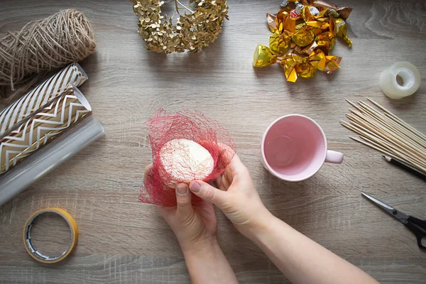 Faccia Lei Stesso Regalo Mazzo Caramelle Una Composizione Una Tazza Foto Stock