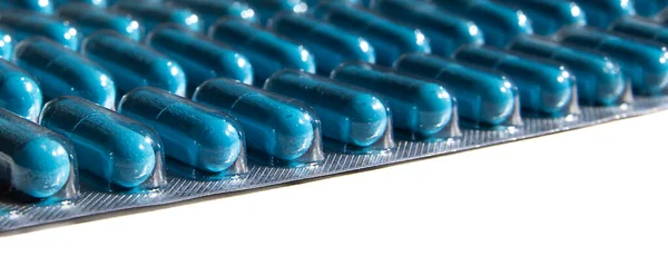 可溶性蓝色胶囊中的药片 在白色背景下透明地包装药品 软焦点 — 图库照片