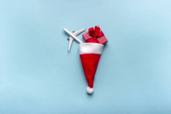 Синем Фоне Шляпа Санта Клауса Самолет Подарок Вылетают Рождественское Чудо — стоковое фото