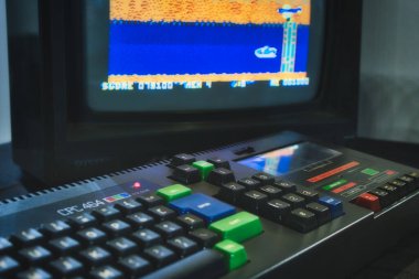 Mosta / Malta - 3 Temmuz 2019: Amstrad Cpc 464 klavye ve bir retro bilgisayar oyunu gösteren monitör