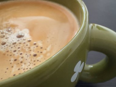 Seramik bardakta servis edilen taze kremalı espresso..