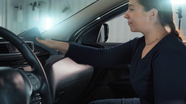 Kadın mikrofiber broşür plastik araba paneli, kuru temizleme ve araba dezenfeksiyonu.