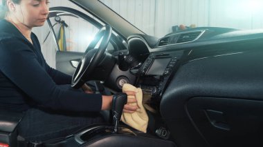 Profesyonel kadın araba yıkama ve arabanın içini mikrofiber havluyla dezenfekte etme. Araba temizleme kavramı