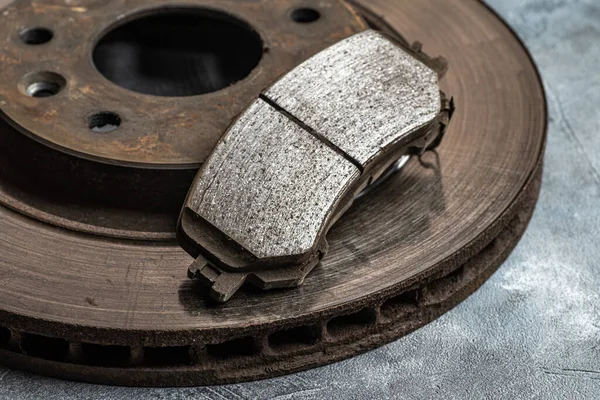 Old worn out car brake disc and brake pads, macro shot close-up — Stock Photo, Image