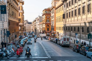 Roma, İtalya - 2020: Roma, İtalya 'nın tarihi merkezi, antik binalar, caddelerde turistler ve araba trafiği. İtalyan seyahati