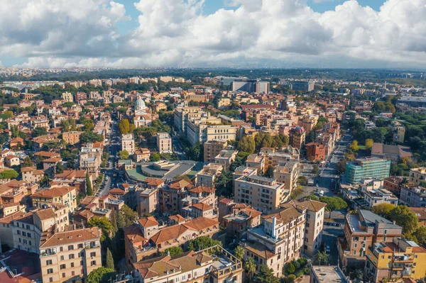 Roma paisaje urbano vista aérea de muchos edificios con techos de color naranja desde arriba. Hermoso paisaje de la ciudad Italia — Foto de Stock