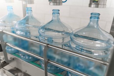 Plastik şişelere temiz içme suyu doldurmak için taşıma hattı veya şerit