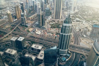 Dubai Gökdelenleri ve yüksek katlı şehir binaları sabah hava manzaralı, Birleşik Arap Emirlikleri