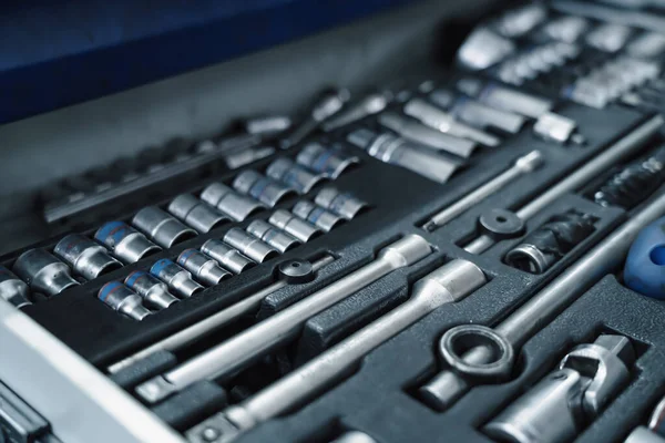 Set van gereedschappen en sleutels voor auto reparatie in garage service, close-up — Stockfoto