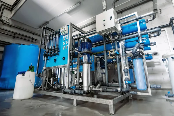 Modern automatic treatment and filtration of drinking water system. Plant or factory for production of purified drinking water — Stock Photo, Image