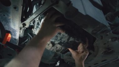CVT şanzımanı, Araç Servisi 'ndeki SUV' nin modern otomatik vitesinde yağ değiştiriyor.