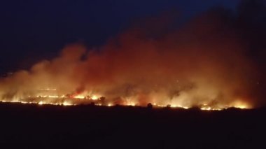 Büyük orman yangını alevleri, gece hava manzarası. Kurak mevsimde doğa yangını