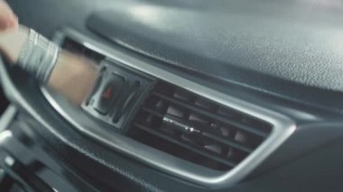 Kadın el temizleme otomobili, tozdan özel fırçayla, yakın çekim. Araba yıkama ya da özel araba yıkama