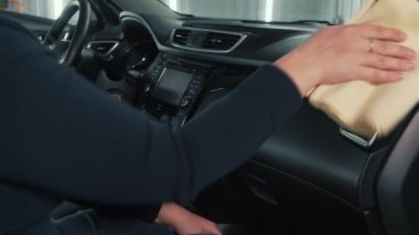 Kadın oto temizleyici puf mikrofiber sprey ve silme torpido ve içinde araba içi plastik