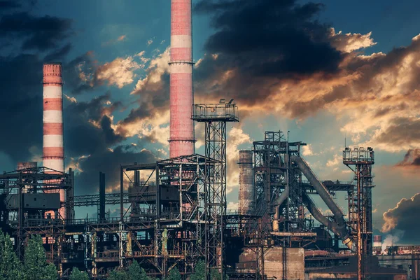 Aardolie-industriële fabriek van zware industrie, raffinaderij productie met rookvervuiling — Stockfoto