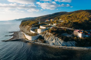 Arkhipo-Osipovka plajının güzel hava manzarası ve Gelendzhik bölgesinde gezinti, Karadeniz kıyısı, tatil ve keyif için tatil yeri, yukarıdan manzara