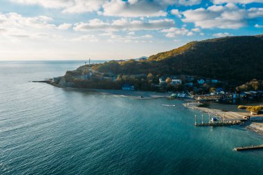 Arkhipo-Osipovka plajının güzel hava manzarası ve Gelendzhik bölgesinde gezinti, Karadeniz kıyısı, tatil ve keyif için tatil yeri, yukarıdan manzara