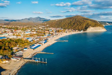 Arkhipo-Osipovka plajının güzel hava manzarası ve Gelendzhik bölgesinde gezinti, Karadeniz kıyısı, tatil ve keyif için tatil yeri, yukarıdan manzara