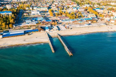 Arkhipo-Osipovka plajının güzel hava manzarası ve Gelendzhik bölgesinde gezinti, Karadeniz kıyısı, tatil ve keyif için tatil yeri, yukarıdan manzara