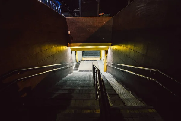 밤에 지하철을 타고 내려가는 빈 계단 — 스톡 사진