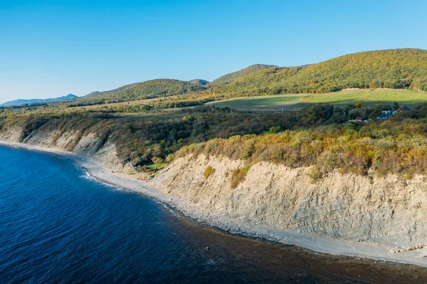 Pemandangan panorama udara pantai laut biru dan tebing batu. Laut hitam, alam liar — Stok Foto