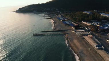 Arkhipo-Osipovka plajının güzel hava manzarası ve Gelendzhik bölgesinde gezinti, Karadeniz kıyısı, tatil ve keyif için tatil yeri, yukarıdan manzara