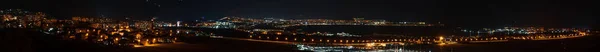 Gran panorama nocturno de la bahía del complejo de la ciudad de Gelendzhik por la noche, Rusia con muchos edificios iluminados, hoteles y aeropuerto. Ciudad del mar Negro para el descanso, vacaciones y vacaciones — Foto de Stock