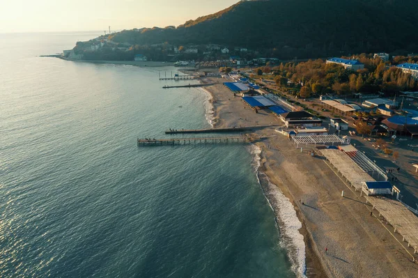 Schönes Luftpanorama des Strandes und der Promenade von Arkhipo-Osipovka im Gebiet Gelendzhik, Schwarzmeerküste, Urlaubs- und Vergnügungsort, Aussicht von oben — Stockfoto