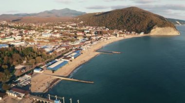 Arkhipo-Osipovka plajının güzel hava manzarası ve Gelendzhik bölgesinde gezinti, Karadeniz kıyısı, tatil ve keyif için tatil yeri, yukarıdan manzara